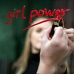 8 &Mu;&alpha;&rho;&tau;ί&omicron;&upsilon; &Gamma;&iota;&omicron;&rho;&tau;ή &Gamma;&upsilon;&nu;&alpha;ί&kappa;&alpha;&sigmaf;: &Mu;ή&nu;&upsilon;&mu;&alpha; 'Girl Power' &gamma;&rho;&alpha;&mu;&mu;έ&nu;&omicron; &mu;&epsilon; &kappa;&rho;&alpha;&gamma;&iota;ό&nu; &sigma;&epsilon; &kappa;&alpha;&theta;&rho;έ&phi;&tau;&eta;, &sigma;&upsilon;&mu;&beta;&omicron;&lambda;ί&zeta;&omicron;&nu;&tau;&alpha;&sigmaf; &tau;&eta; &gamma;&upsilon;&nu;&alpha;&iota;&kappa;&epsilon;ί&alpha; &epsilon;&nu;&delta;&upsilon;&nu;ά&mu;&omega;&sigma;&eta;.