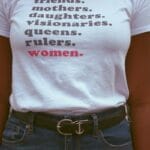 Women Empowerment – Το μπλουζάκι που εκφράζει το πνεύμα της Ημέρας της Γυναίκας και την ισότητα των φύλων.