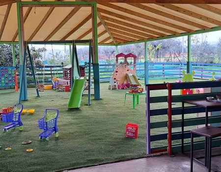 Δημιουργική δραστηριότητα με τα παιδια: οργανωμένος παιδότοπος στη φάρμα Άμπελος Βοχαϊκού, ιδανικό μέρος για δημιουργική απασχόληση με τα παιδιά σε εξωτερικό χώρο.