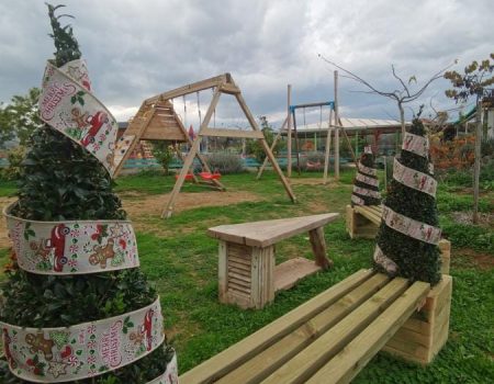 Παιδότοπος με κούνιες και διακοσμητικά δέντρα, μια ιδανική δραστηριότητα για εξωτερική απασχόληση με τα παιδιά.